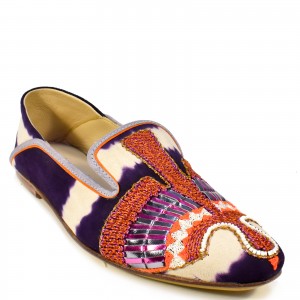 Elegant ANZU moccasins, hand embroidered with silk and sparkling threads. Ideal for summer holidays and eco-friendly fashion.