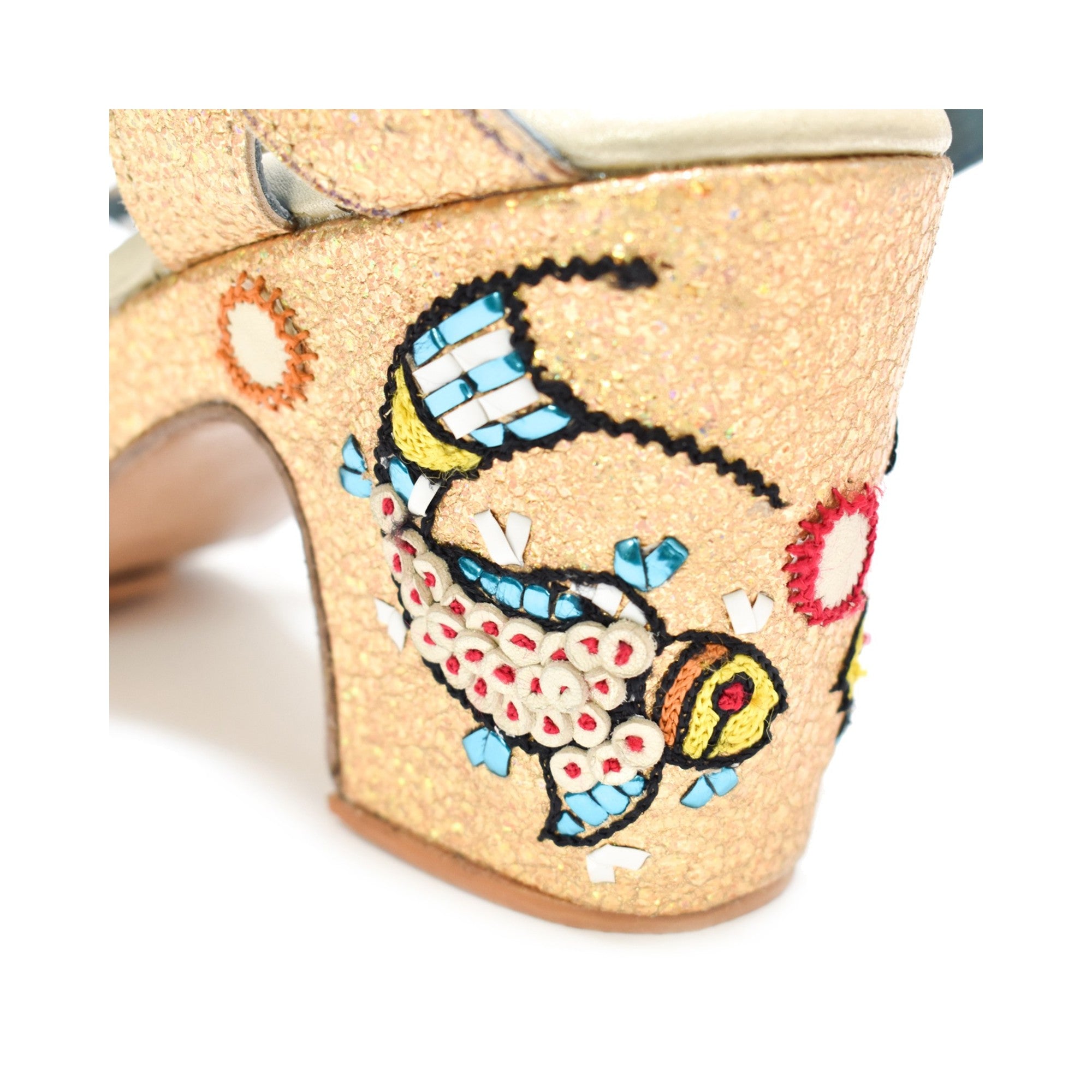 APO GOLD HOPPER splash gold – close-up of stylised fish motif on gold sculpted heel