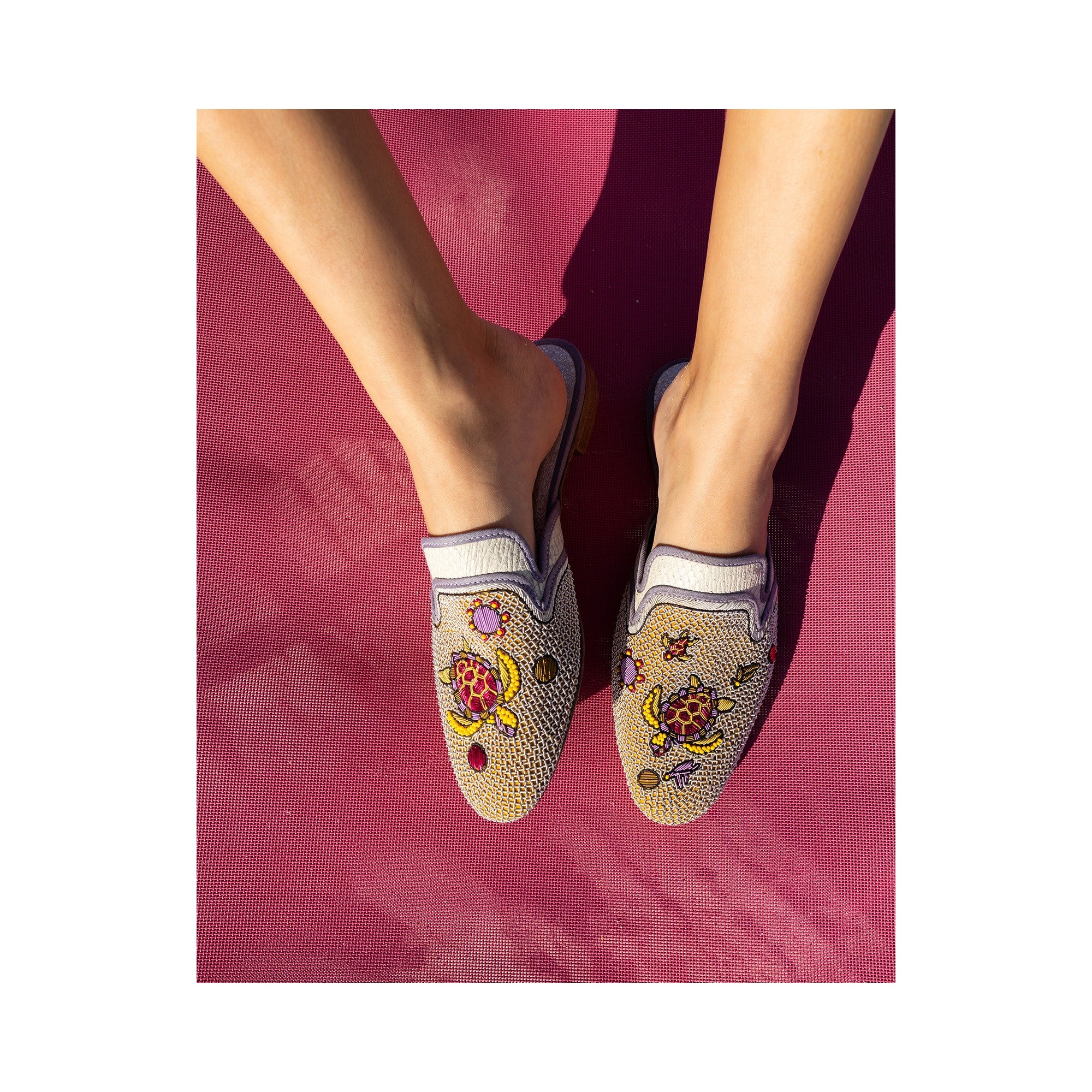 Luxury embroidered slip-ons with turtle design in eco-friendly leather, ideal for beach days or summer outings.