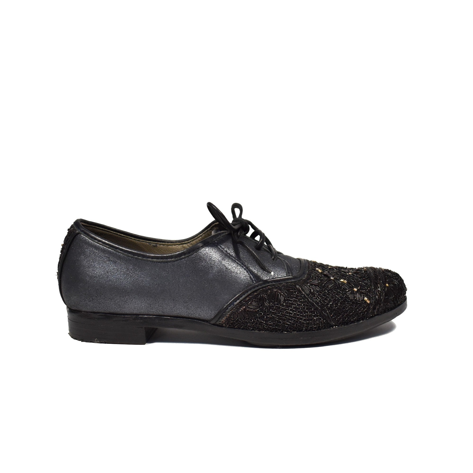 Meher Kakalia ESMERALDA Brogue in shiny black with black embroidery – side view