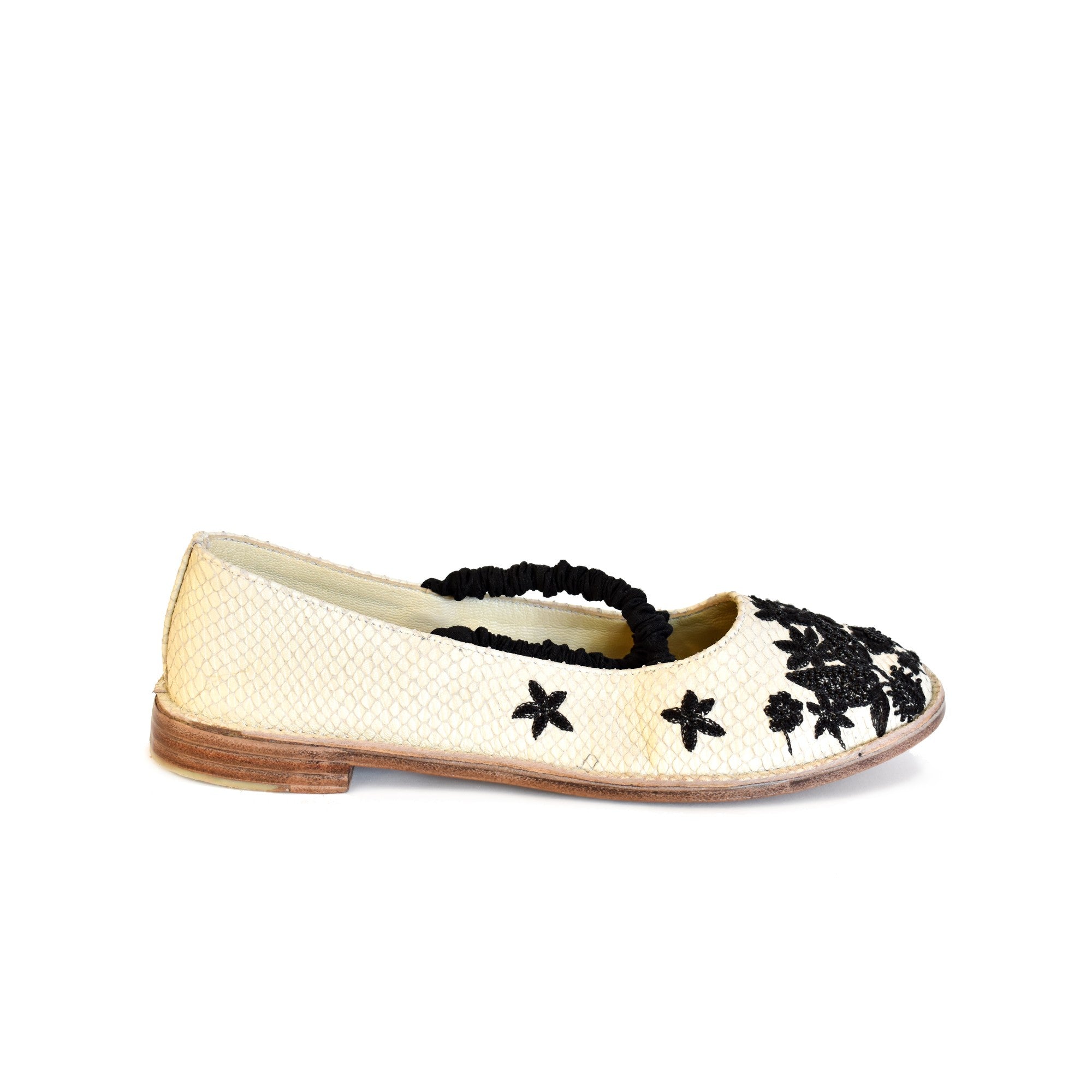 Handmade Julietta Ballerines, Spanish designer flats with exposed stitching, eco-friendly materials, perfect for spring & fall.