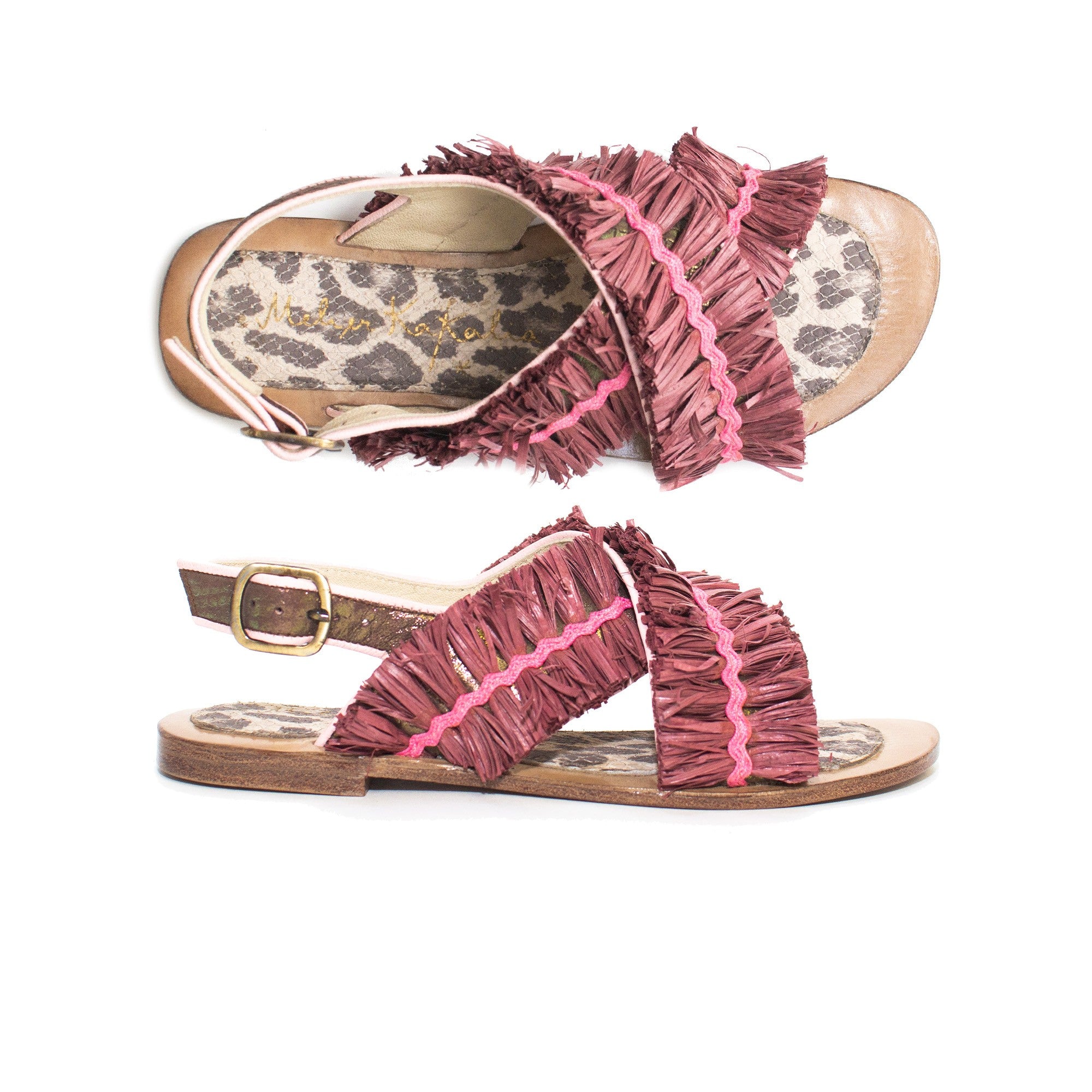 Flat sandal in moka brown leather with pink raffia fringe and leopard-print insole.