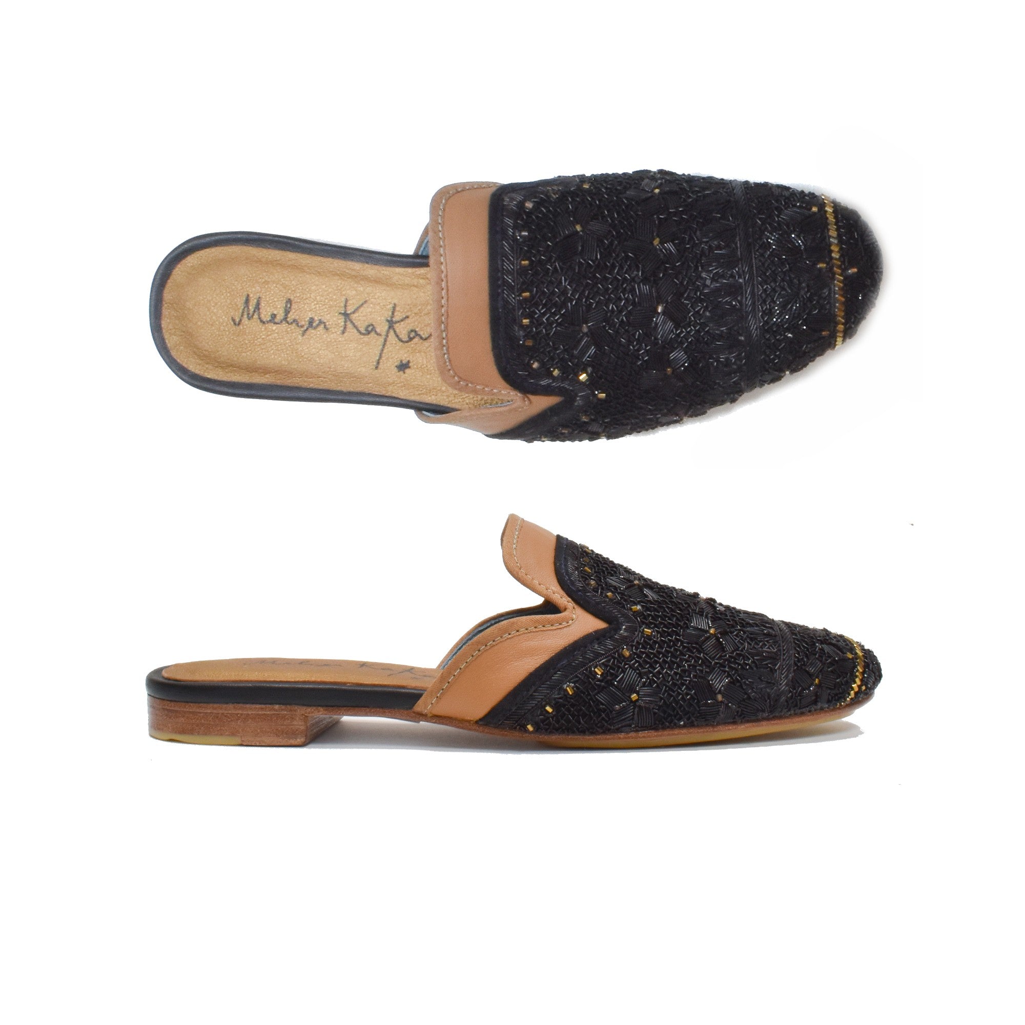 Mules en cuir avec broderie florale noire et dorée signées Meher Kakalia – vue de côté