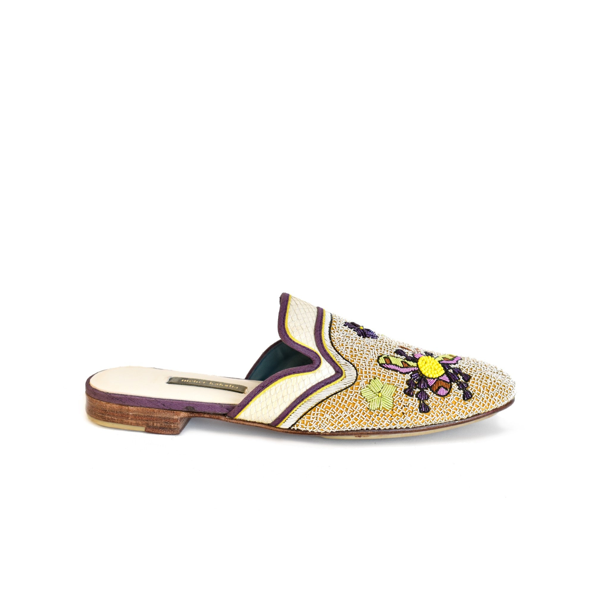 Mules brodées par Meher Kakalia, en beige et violet, idéales pour les événements d'été et les mariages.